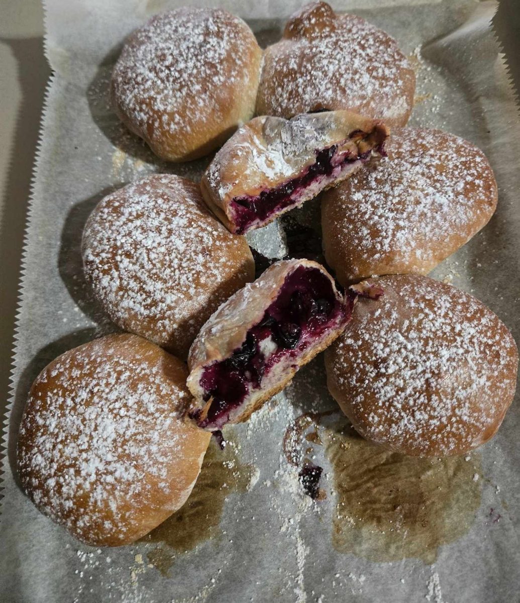 Jagodzianki, Polish fruit sweet buns, two cut open